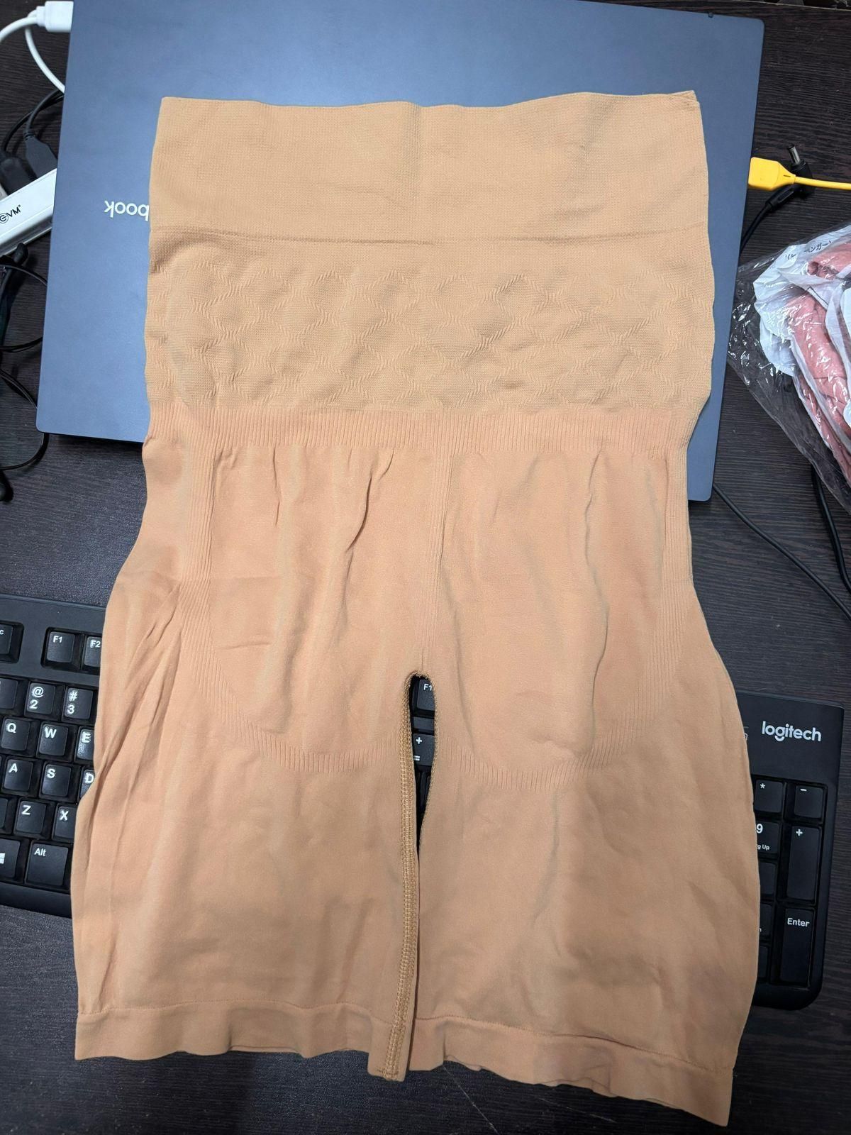 4-in-1 Shaper - Quick Slim Shape Wear Tummy, Back, Thighs, Hips - Efffective Seamless Tummy Tucker